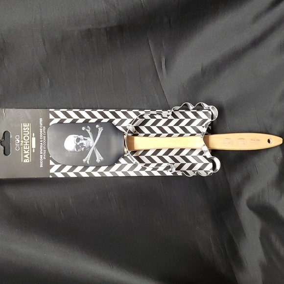 Ciroa "the Bakehouse" Skull and Crossbones Spatula and Cookie Cutter Set - Picture 1 of 5